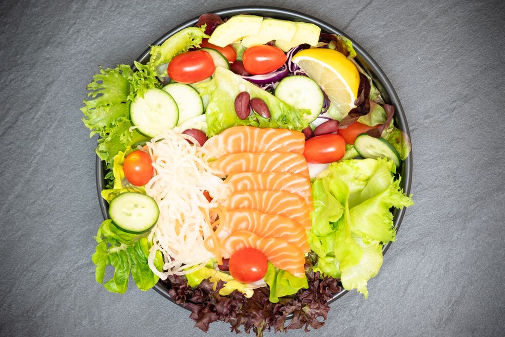 Salatin mai daɗi tare da salmon a cikin menu na ingantaccen abinci mai gina jiki don asarar nauyi
