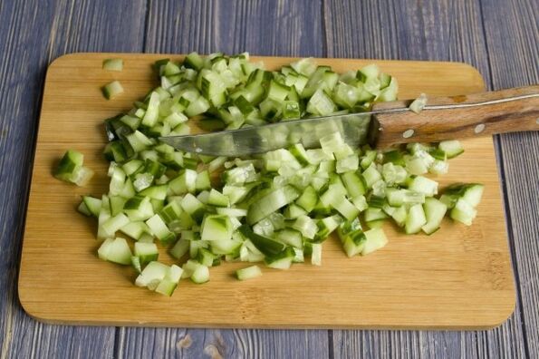 Cucumber kayan lambu ne mai ƙarancin kalori wanda ya dace da yin santsi. 