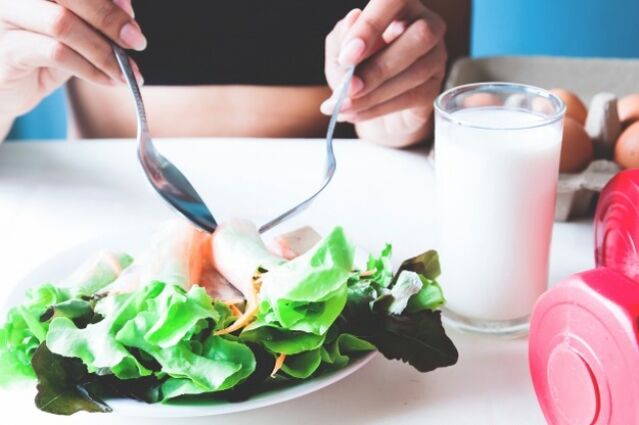 Salatin da gilashin yogurt