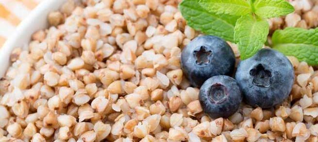 Buckwheat tare da berries